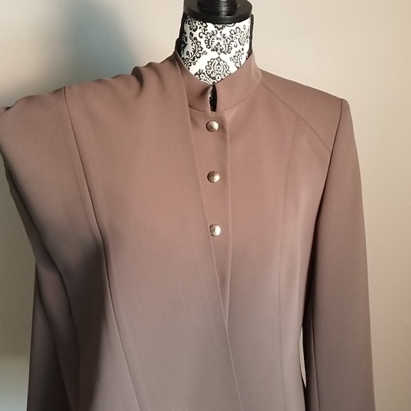 Woman's suit - Picture 3 of 5